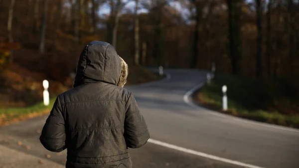 Yol Kenarında Siyah Kapüşonlu Ceket Giyen Birinin Dikiz Görüntüsü — Stok fotoğraf