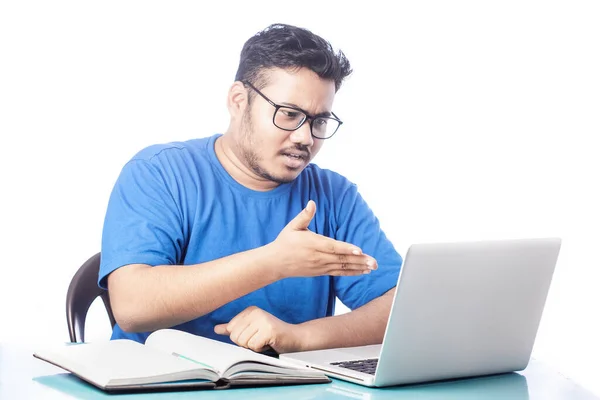 Irritado Expressão Homem Falando Sobre Vídeo Chamando Laptop — Fotografia de Stock