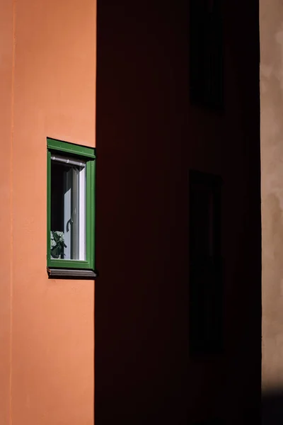 Eine Vertikale Aufnahme Des Grünen Fensters Gebäude — Stockfoto