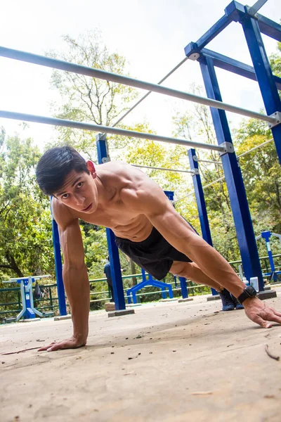 Young Shirtless Athletic Man Exercising Park — Stock Photo, Image