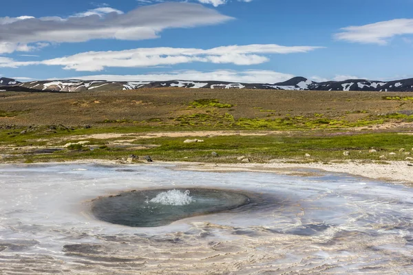 Wielki Geysir Islandii Latem Słoneczny Dzień — Zdjęcie stockowe