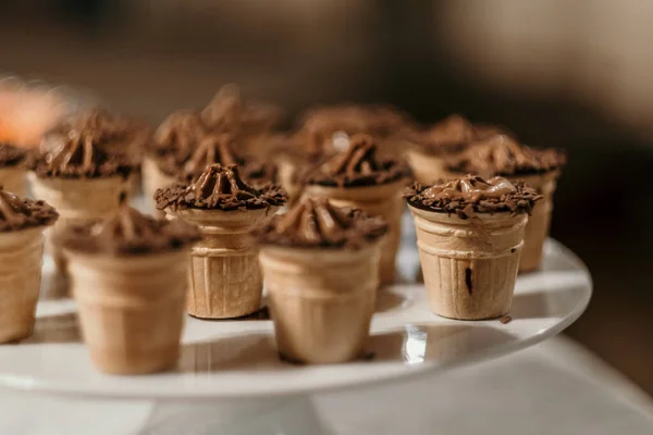 Çikolata Dolu Seçici Dondurma Külahı — Stok fotoğraf
