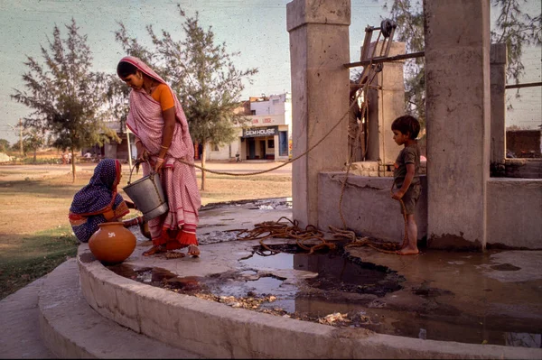 Vue Une Indienne Avec Ses Enfants Recueillant Eau — Photo