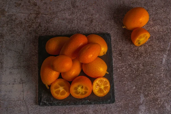 Close Small Chinese Oranges Kumquat Citrus Sinensis Black Tile Wooden — Fotografia de Stock