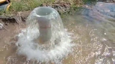 Küçük bir parkta bir Borewell