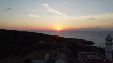 Far des Cap de ses Lighthouse Mallorca 'nın, deniz kenarındaki Salines' in ve günbatımının güzel bir görüntüsü.