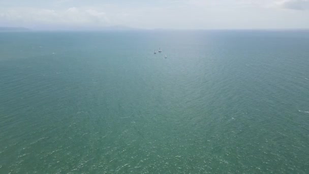 Letecký Záznam Lodí Plujících Modrém Oceánu Port Douglas Queensland — Stock video