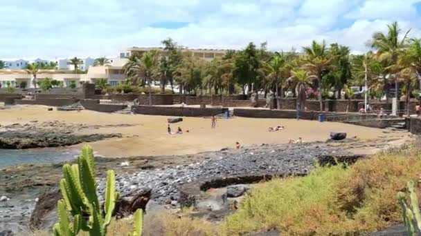 Praia Costa Teguise Costa Lanzarote Com Pessoas Relaxantes Mar Azul — Vídeo de Stock