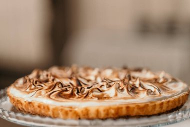 Lezzetli kremalı turtanın seçici odak noktası.