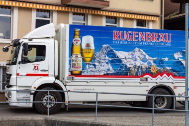 Bira kamyonu metal korkulukların yanına park etti. Interlaken, İsviçre.