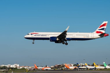 British Airways Airbus A321-251NX uçağı Lizbon havaalanına iniyor.