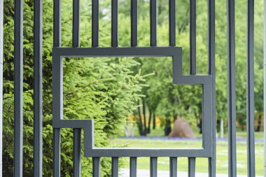 Yeşil parka giden metal korkuluklardan bir manzara.