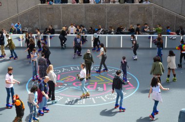 Güneşli bir günde ABD 'nin New York şehrindeki Rockefeller Center' da paten kayanların yüksek açısı