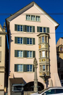 Zürih 'te güzel detaylı bir balkona sahip bir binanın dikey görüntüsü.