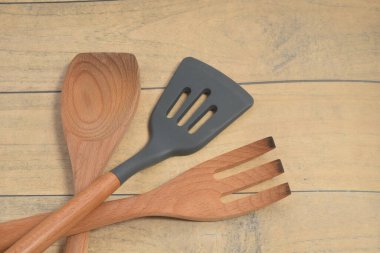 Ahşap bir masa yüzeyindeki mutfak aletleri..