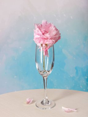 Bardaktaki şakayığın güzel bir resmi.