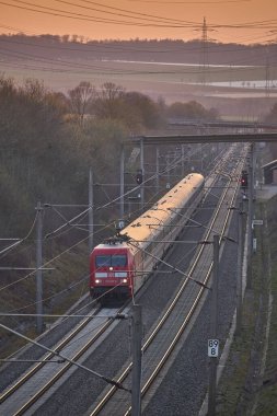Stuttgart ve Mannheim, Baden-Wuerttemberg, Almanya arasındaki hızlı demiryolu geçiş yolundan geçen elektrikli yüksek hızlı tren.