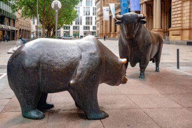 Frankfurt borsasının önündeki parkta bir metal ayı ve boğa heykelleri.