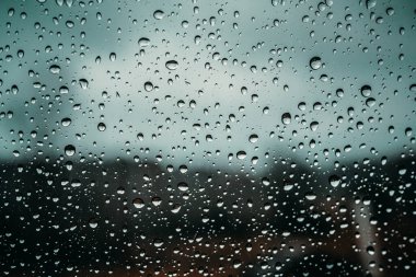 Yağmurlu pencerenin yakın çekim görüntüsü
