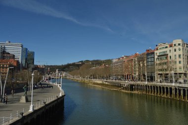 Bask şehri Bilbao 'daki Paseo Uribitarte' den güzel bir Bilbao nehri manzarası.
