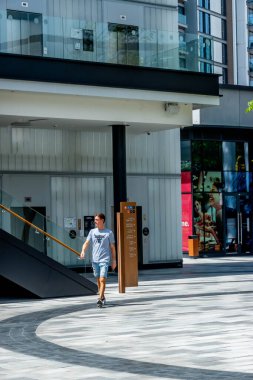 Mavi sularda yürüyen bir erkeğin dikey görüntüsü, Dubai 'deki Marina, Birleşik Arap Emirlikleri