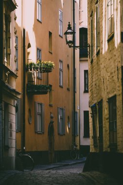 Stockholm 'de binalarla çevrili dar bir sokak.