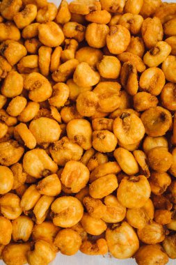 İnka kavrulmuş mısır, Cuzco 'nun dev beyaz mısırı olarak bilinen aile yadigarından yapılır..