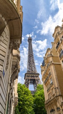 Paris, güzel Haussmann başkentin lüks bir bölgesinde Eyfel Kulesi 'nin arka planında.