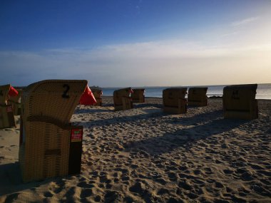 Sakin bir denizin kumlu bir sahile yakın çekimi.