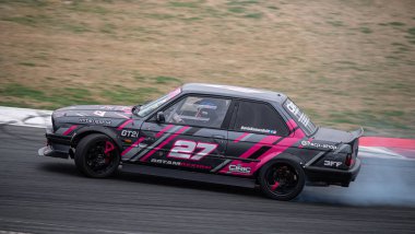 Siyah BMW E30 yarışması Sürüklenmeye hazır