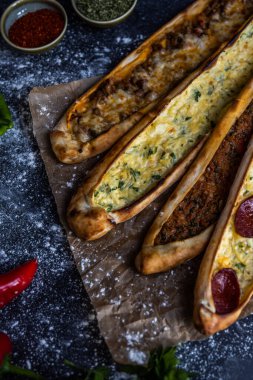 Etli, biberli ve peynirli Türk düz ekmekli pizzasının üst görüntüsü