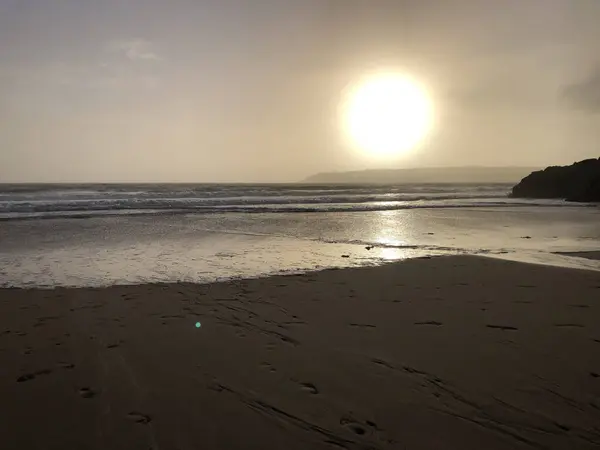 Güneşin Batışında Kumlu Bir Sahil Deniz Manzarası — Stok fotoğraf