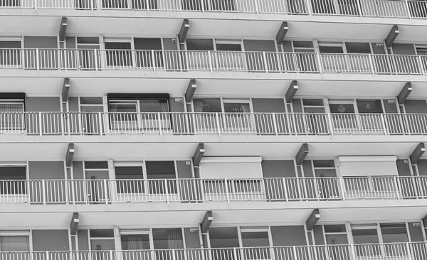 Tiro Ângulo Baixo Edifício Com Varandas Janelas Semelhantes Escala Cinza — Fotografia de Stock