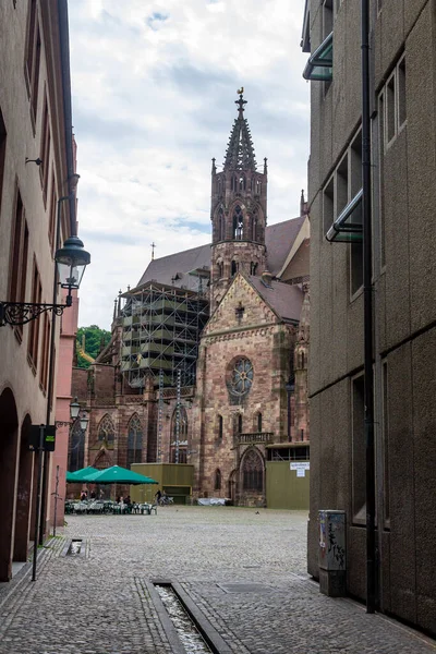 ドイツのフライブルクにある有名なムンスター大聖堂 中央塔は再建中である — ストック写真