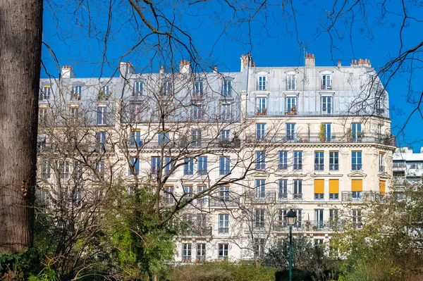 Parigi Facciata Finestre Tipiche Bellissimo Edificio Con Vecchi Tetti Zinco — Foto Stock