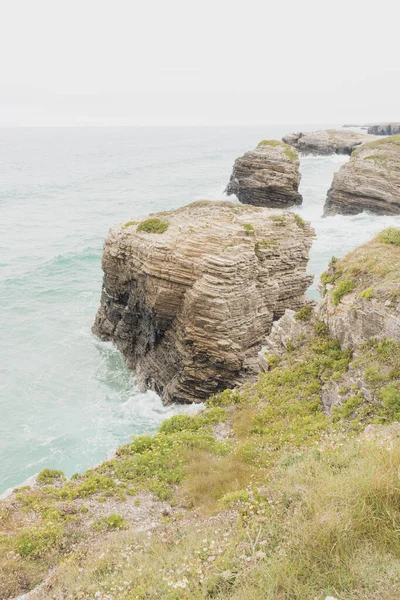 Yeşil Bitki Örtüsüyle Kaplı Kayalıkların Dikey Görüntüsü Asturias Cantabrian Denizi — Stok fotoğraf