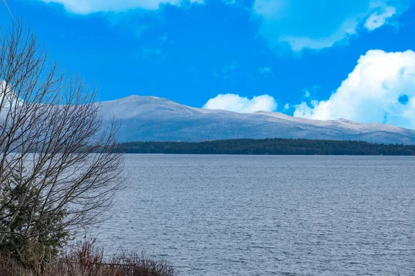 Krásný Výhled Jezero Hory Pod Modrou Oblačnou Oblohou — Stock fotografie