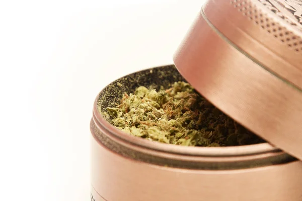 Detailní Záběr Marihuanových Pupenů Brusce Izolované Bílém Pozadí Prostorem Pro — Stock fotografie