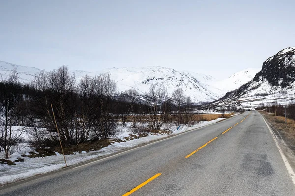 Den Tomma Vägen Mot Bakgrunden Snöiga Berg Hemsedal Norge Riksvei — Stockfoto