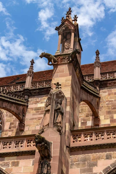Eine Vertikale Aufnahme Von Details Des Turms Und Der Statuen — Stockfoto