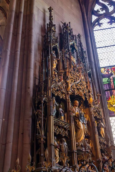 Вертикальний Знімок Чудового Вівтаря Собору Фрайбурзі Брейсгау Німеччина — стокове фото