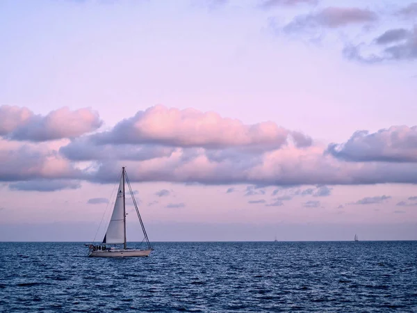 Segelbåt Vid Solnedgången Medelhavet Med Rosa Himmel Bakgrunden Och Moln — Stockfoto