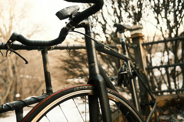 ミネソタ州セントポールの金属製フェンスの近くに停めた自転車の閉鎖 — ストック写真