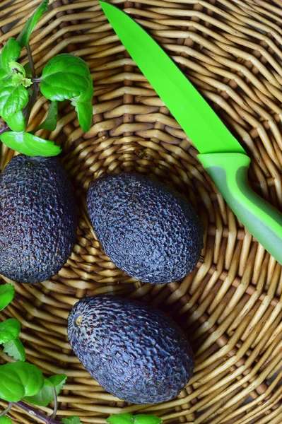 Une Verticale Avocats Mûrs Avec Des Feuilles Plantes Couteau Vert — Photo