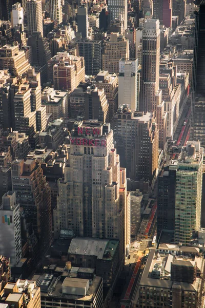 在阳光明媚的日子里 曼哈顿一座高大的高楼的美丽的高角景观 — 图库照片