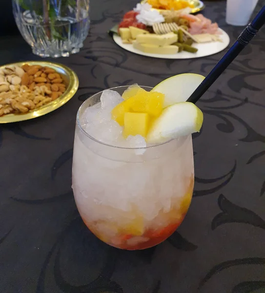 Gros Plan Cocktail Rafraîchissant Avec Tranches Pomme Glaçons Sur Table — Photo