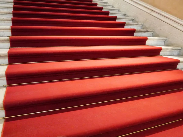 Kırmızı Halılı Klasik Bir Mermer Merdiven — Stok fotoğraf