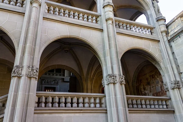 Schöne Aufnahme Einer Historischen Hausfassade Mit Gewölbten Balkonen Zürich — Stockfoto