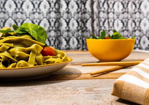 Bel Bicchierino Piatto Spaghetti Una Ciotola Insalata Lattuga Pomodoro — Foto Stock