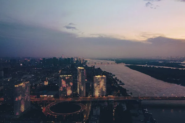 Річка Тече Біля Освітленого Сучасного Міста Ввечері — стокове фото